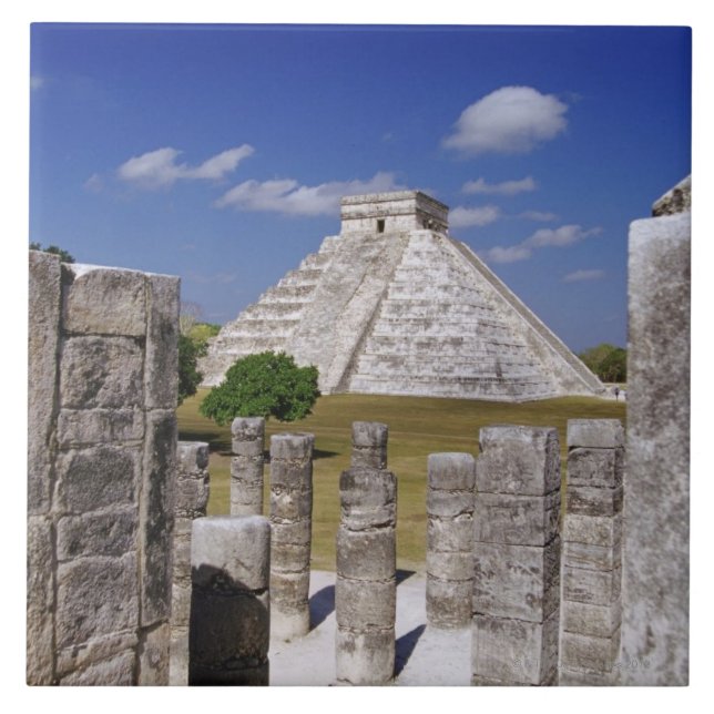Kukulcan pyramid som sett från gruppen av kakelplatta (Framsidan)
