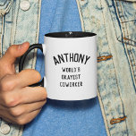 Kul Humor Världens Okejaste Medarbetare Egen Text Mugg<br><div class="desc">Roligtens moderna typografi läser WORLD'S OKAYEST COWORKER med era kolleger namn som står över den i en coola,  ett trendig,  minimalistisk svartvit design. På sidan finns en ikon uppåt.</div>