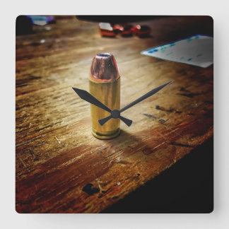 Kulan tar tid på fyrkantig klocka