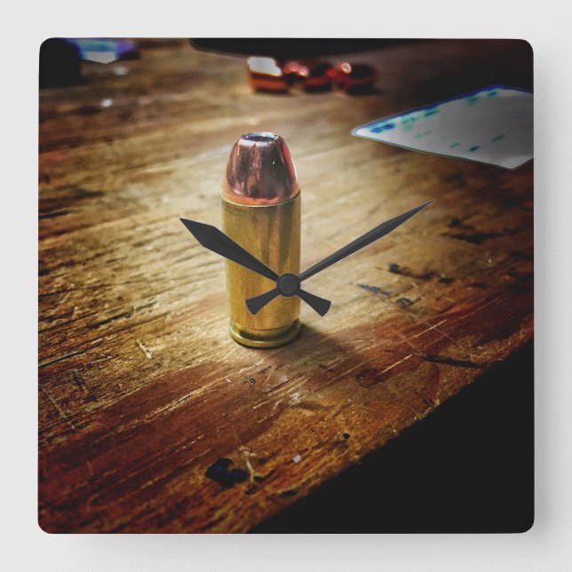 Kulan tar tid på fyrkantig klocka (Framsida)