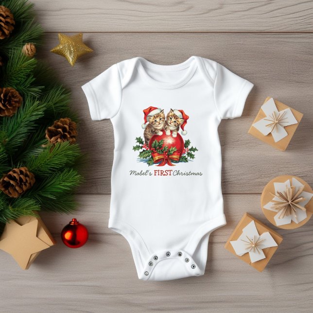 Kulor med julkatten för baby:s första jul t shirt (Skapare uppladdad)