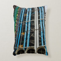 Kulöra pipelines på facaden av en byggnad