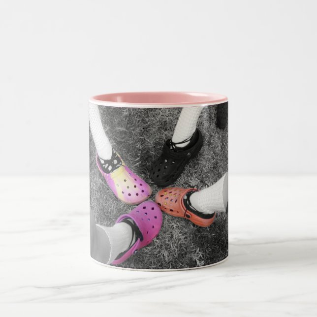 Kulört Crocs & mjukt skor muggen Två-Tonad Mugg (Center)