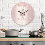 Kummel Bakery Pastry Chef Ro Guld Glitter Drivruti Stor Klocka<br><div class="desc">Gör ett intryck av snyggten med den här eleganten, sofistikerad, enkel och modern väggklocka. En gnidig, ro guld 2 lagrar tårta, manuell typografi och glitter-droppar täcker över en fin metallbakgrund i ro guld. Anpassa med din namn, ditt företag eller annan information från fullt. Du kan välja mellan en rund eller...</div>