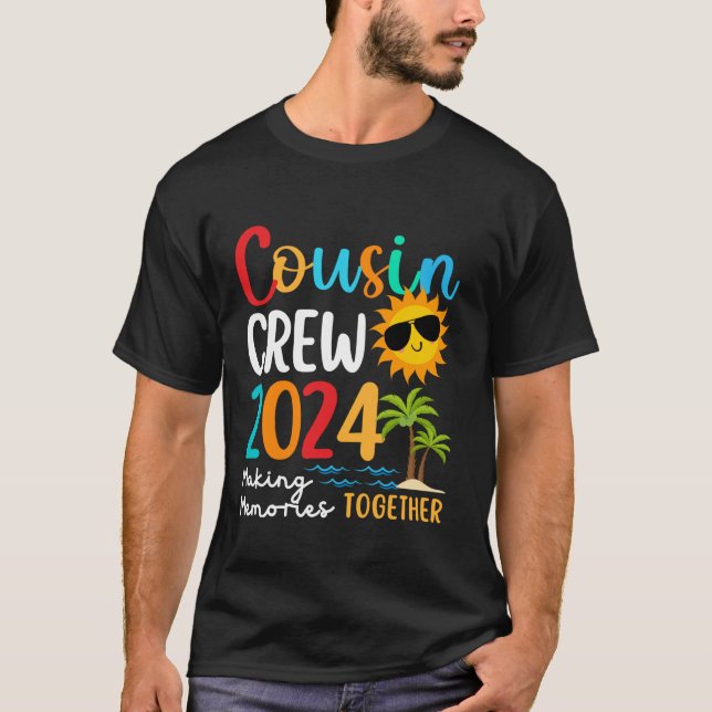 Kumsinbesättning 2024 Sommarbodsfamiljen Resa T Shirt (Framsida)