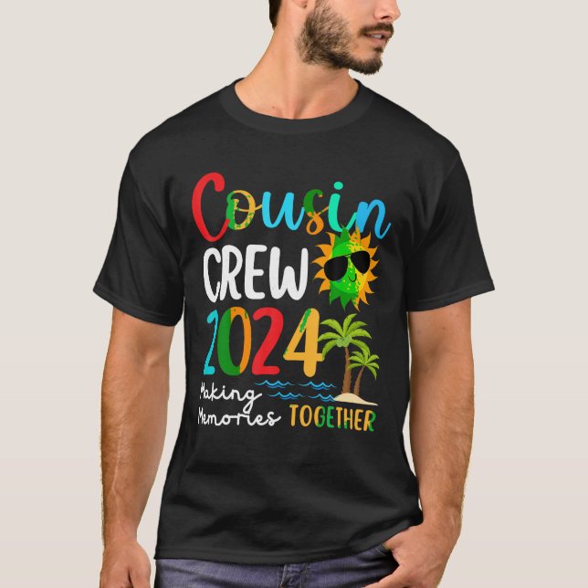 Kumsinbesättning 2024 Sommarbodsfamiljen Resa T Shirt (Framsida)