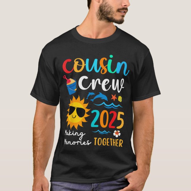 Kumsinbesättning 2025 Sommarbock Resa T Shirt (Framsida)