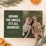 Kundkort i den fantastiska familjen | Minimal Oliv Julkort<br><div class="desc">Ge era kära leenden och skratt med detta humoristiska och minimalistiska helgdag-kort. Med en snygg bild av din familj parad med en vit bildtext ger den här designen en lite helgdag glädje med en charmerande bakgrund av olivprodukter med grönt. Perfekt för dem som kärlek familjelivets verkliga, ofiltrerade stunder. Snyggtens layout...</div>