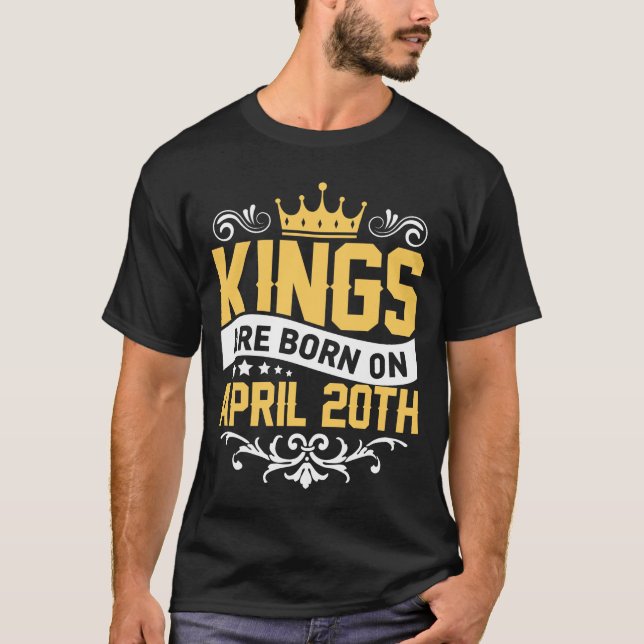 Kung är född den 20 april den 20 april 2010 t shirt (Framsida)
