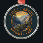 Kung Canyon nationalpark Retro Distress Circle Julgransprydnad Metall<br><div class="desc">Kung Canyon-vektorteckningsdesign. Parken är känd för sitt enorma sekvoia träd,  särskilt den gigantiska general Grant Träd i Grant Grove.</div>