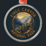 Kung Canyon nationalpark Retro Distress Circle Julgransprydnad Metall<br><div class="desc">Kung Canyon-vektorteckningsdesign. Parken är känd för sitt enorma sekvoia träd,  särskilt den gigantiska general Grant Träd i Grant Grove.</div>