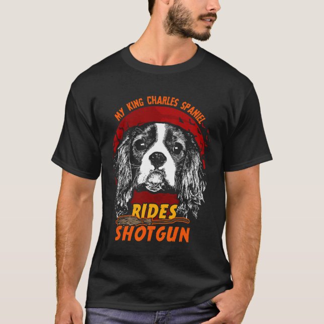 Kung Charles spanel Rides Pistol Funny Halloween T Shirt (Framsida)