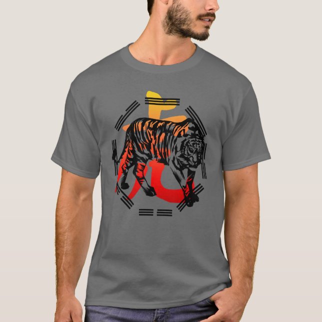 Kung futiger och symbolskjorta tee shirt (Framsida)