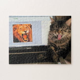 Kung i Beaster och lakande katt eller foto Pussel