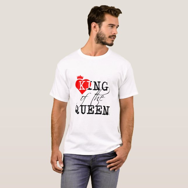 Kung i drottningens röda hjärta och ett krona vitt t-shirt (Hel framsida)