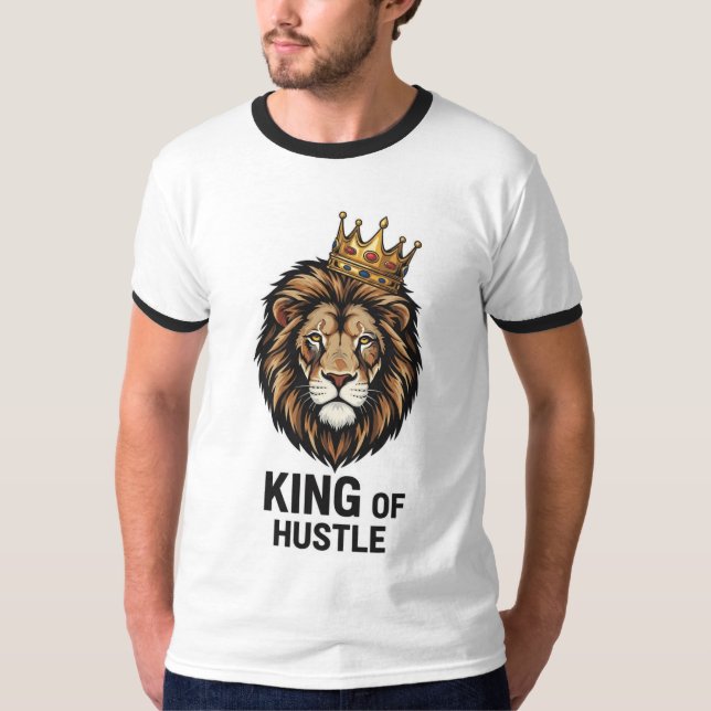 Kung i Hustle - Lejona Krona T-Shirt (Framsida)