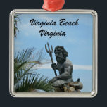 Kung Neptune Park, Virginia Beach, VA<br><div class="desc">Nära om statyn Kung Neptune i Virginia Beach's,  Neptune Park,  med omgivande strandscen. Ord: "Virginia Beach,  Virginia" Underbar souvenir!</div>