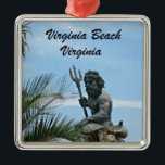 Kung Neptune Park, Virginia Beach, VA Julgransprydnad Metall<br><div class="desc">Nära om statyn Kung Neptune i Virginia Beach's,  Neptune Park,  med omgivande strandscen. Ord: "Virginia Beach,  Virginia" Underbar souvenir!</div>