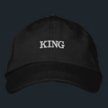 Kung Text Namn Svarta Färg Broderad Keps<br><div class="desc">Kung Text Namn Black Färg är broderade hattar eller kranar,  Font Namn är Century. Stil är Alternative Apparel Basic Justable Cap,  Färg type är Black.</div>