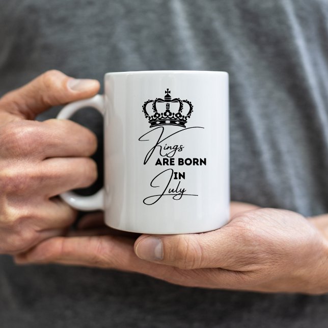 Kungar Föds i Juli – Födelsedagsmugg för Män Kaffemugg (Skapare uppladdad)