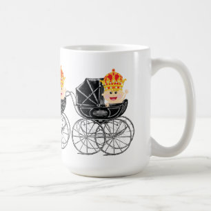 Kunglig baby med muggen för kronakaffetea kaffemugg