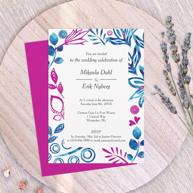 Kunglig blå och magenta rosa bröllopsinbjudan inbjudningar (royal blue and magenta pink wedding invitation with floral border frame)
