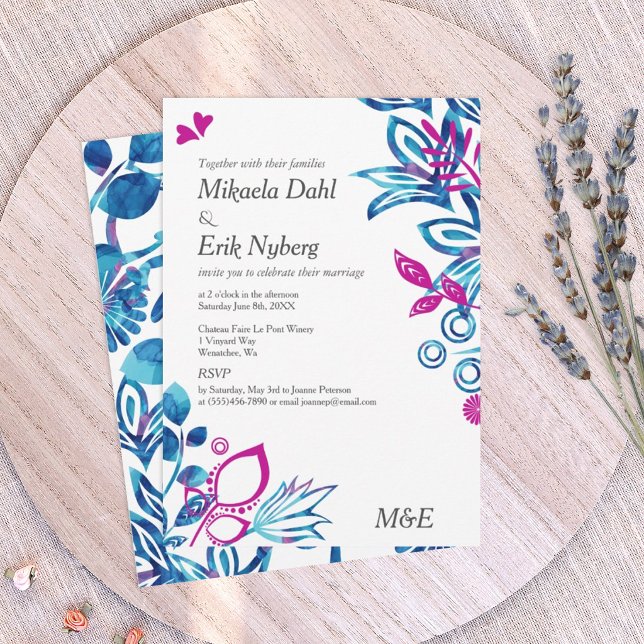 Kunglig blå och rosa blommande bröllop inbjudningar (royal blue and magenta pink wedding invitations, blue and pink floral design)