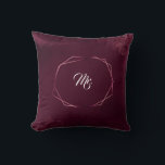 Kunglig Burgundisk Blommig Geometrisk Bröllop Kudde<br><div class="desc">Elegant,  Unik design med en geometrisk ros texturerad form,  allt på en djärv burgunderbakgrund med konturerade blad. Använd Anpassa verktyg för att lägga till din information. För matchande artiklar,  besök min Burgunderblad Geometrisk Kollektion.</div>