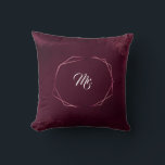 Kunglig Burgundisk Blommig Geometrisk Bröllop Kudde<br><div class="desc">Elegant,  Unik design med en geometrisk ros texturerad form,  allt på en djärv burgunderbakgrund med konturerade blad. Använd Anpassa verktyg för att lägga till din information. För matchande artiklar,  besök min Burgunderblad Geometrisk Kollektion.</div>