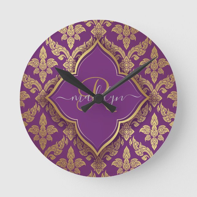 Kunglig Lila Guld Damask Mönster Fleur Monogram Rund Klocka (Framsida)