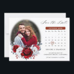 Kunglig röd vit silver metallisk fotokalender spara datumet<br><div class="desc">Elegant kunglig röd vit silver tema kalender spar datum kort med elegant bukett av kunglig rubinröd,  karmosinröd,  silver,  rent vit färg rosblommor knoppar och eukalyptusblad. Vänligen kontakta mig för hjälp med anpassning eller om du behöver någon annan produkt med denna design.</div>