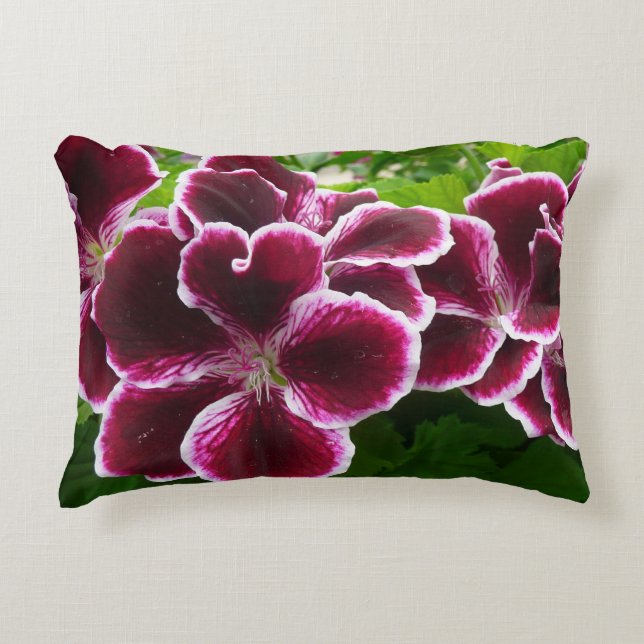 Kungliga Geranium Blommor Elegant Maroon Blommor Prydnadskudde (Framsidan)