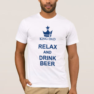 Kungpappafars dag kopplar av och dricker ölblått tee shirt