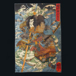 Kuniyoshi Samurai Kitchen Towel Kökshandduk<br><div class="desc">Kuniyoshi Samurai kökshandduk. Ukiyo-e woodblock från Edo Period Japan. Utagawa Kuniyoshi designade några av Edo-periodens mest levande och imponerande samuraimålningar. Hans bild av Shimamura Danjo Takanori visar samma sak i fullt armé som viftar med naginata medan han rider vågar i havet på två blå krabbor. Samurai har varit slå av...</div>
