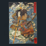Kuniyoshi Samurai Kitchen Towel Kökshandduk<br><div class="desc">Kuniyoshi Samurai kökshandduk. Ukiyo-e woodblock från Edo Period Japan. Utagawa Kuniyoshi designade några av Edo-periodens mest levande och imponerande samuraimålningar. Hans bild av Shimamura Danjo Takanori visar samma sak i fullt armé som viftar med naginata medan han rider vågar i havet på två blå krabbor. Samurai har varit slå av...</div>