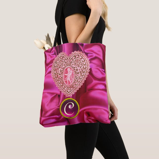 KUPID BRODERAT HJÄRTA SILKE ROSA FUCHSIA TYG MONOG TYGKASSE (Närbild)