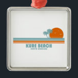 Kure Beach North Carolina Sol Handflatan Träd Julgransprydnad Metall<br><div class="desc">Kure Beach North Carolina erbjuder boggibåtar,  simning och fiske i Ocean Front Park och Pavilion,  skivgolf på Joe Eakes Park och lär sig om North Carolinas militära historia på Fort Fisher State Historic Site.</div>