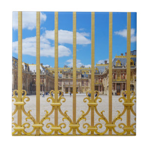 Kurgården Versailles Palace genom grind Kakelplatta