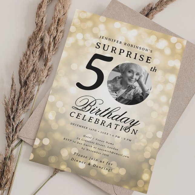 KURPRISE Photo 50:e Födelsedagsfesten Guld Bokeh Inbjudningar (SURPRISE Photo 50th Birthday Party Gold Bokeh Invitation)