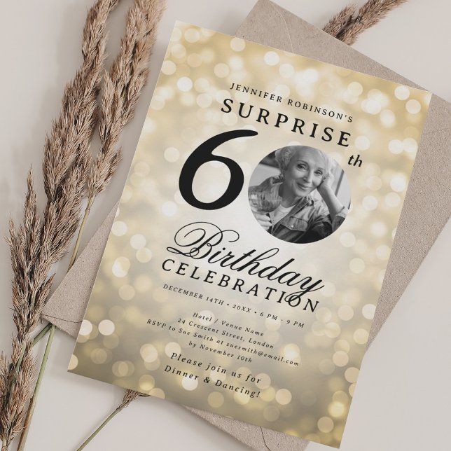 KURPRISE Photo 60 Födelsedagsfest Guld Bokeh Inbjudningar (SURPRISE Photo 60th Birthday Party Gold Bokeh Invitation)