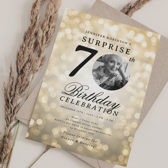 KURPRISE Photo 70 Födelsedagsfest Guld Bokeh Inbjudningar (SURPRISE Photo 70th Birthday Party Gold Bokeh Invitation)