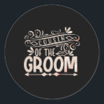 Kusin till Groom Shirt Bröllop Par Runt Klistermärke<br><div class="desc">Kusin till Groom Shirt Bröllop Par</div>