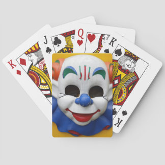 Kuslig clown som leker kort spel kort