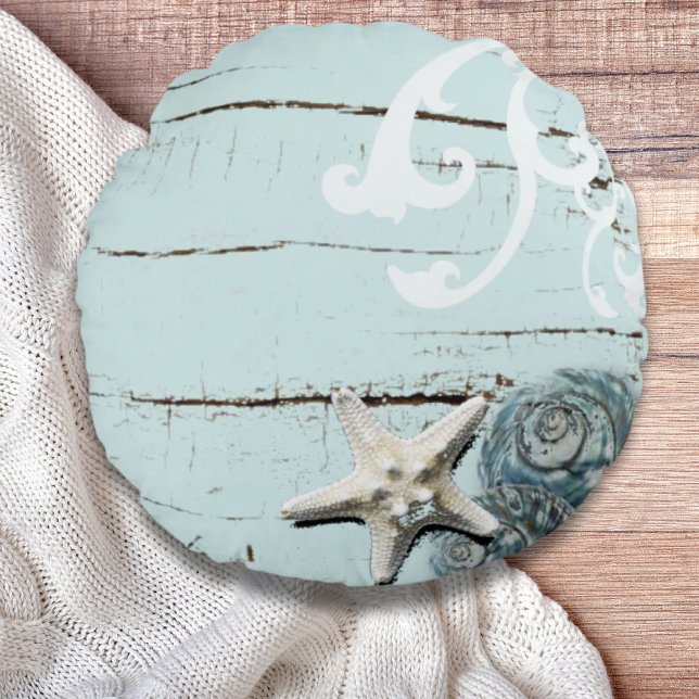 Kustakablått strandträ, stjärnfisksal rund kudde (Coastal aqua blue beach wood starfish seashell round pillow)