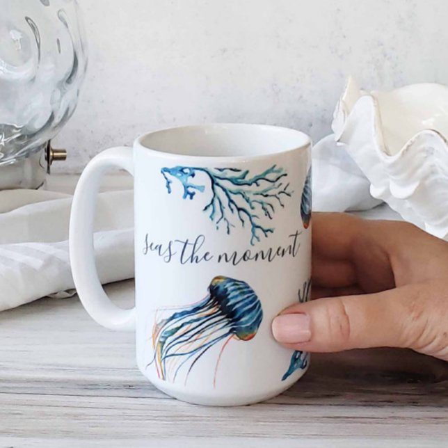 Kustblåjellyfisk och havskorallets vattenfärg kaffemugg (Ocean inspired coffee mugs feature unique beach themed art by Victoria Grigaliunas Do Tell A Belle)