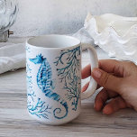 Kustblåsjöhäst och korallvattenfärg kaffemugg<br><div class="desc">Lägg till stil i ditt hem med min söt latte mugg designad med hjälp av min originalhandmålade sjögång med korall. Watercolor Artwork by Victoria Rigali Designs. Perfekt - julklapp under 25 dollar. Om du vill se mer design går du till VG-Inbjudningskort på www.zazzle.com/dotellabelle</div>