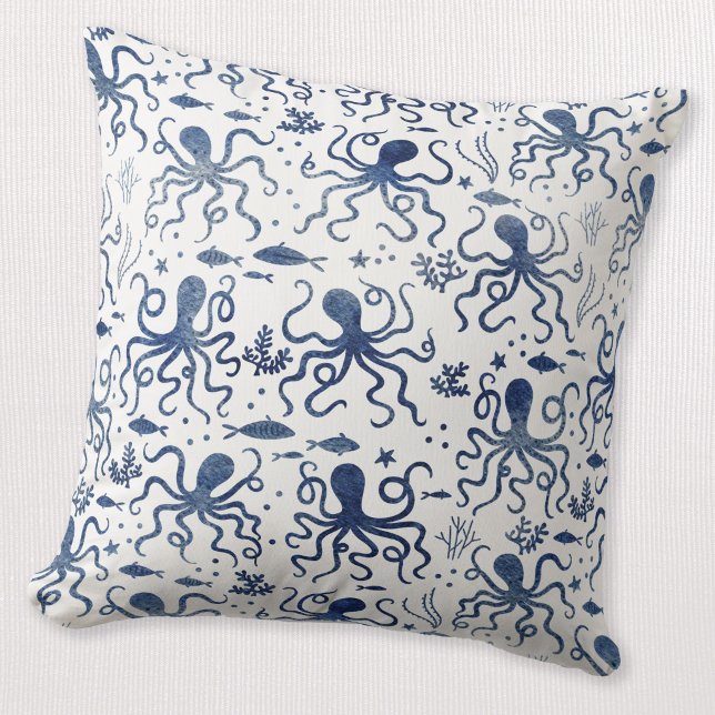 Kustblått akvarell Undervattensbläckfiskmönster Kudde (Modern watercolor pattern blue and white octopus coastal nautical themed throw pillow)