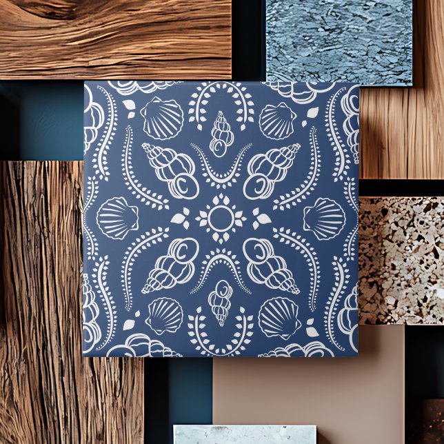 Kustblått och vitt havsskal Modern Mönster Kakelplatta (Coastal Blue & White Seashell Modern Pattern Ceramic Tile)