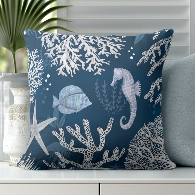 Kustblåvitekoralen Dekorativ kudde (Elevate Your Décor: Discover Gorgeous Coastal Throw Pillows by Totally Coast)