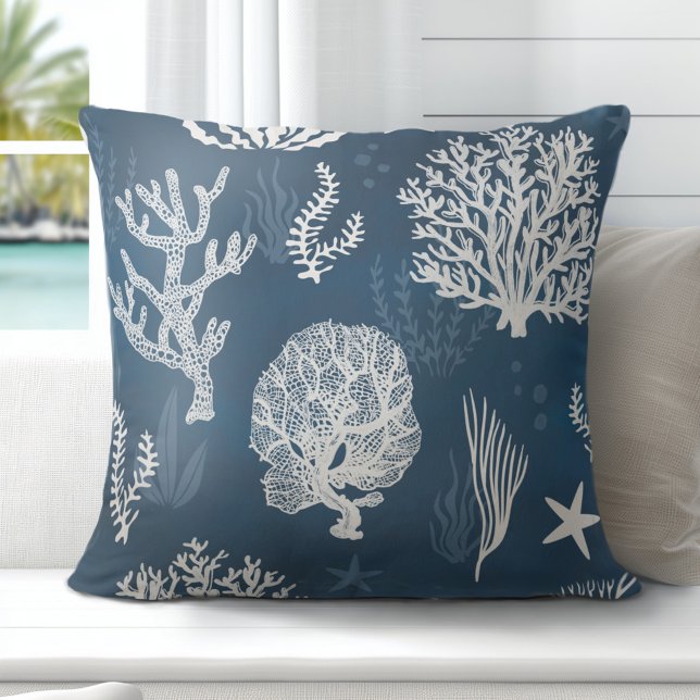 Kustblåvitekoralen Dekorativ kudde (Discover Gorgeous Coastal Throw Pillows by Totally Coast.)
